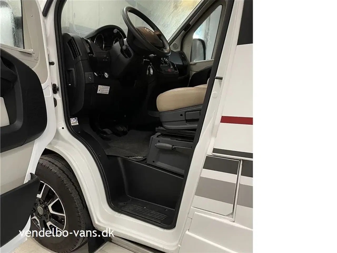 Billede 33 - 2018 - Adria Compact SLS   Smal camper på under 6 m længde - tryk på knappen og den vokser!