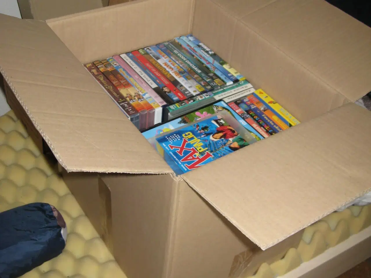Billede 1 - Kasse med ca. 90 Børne DVDer
