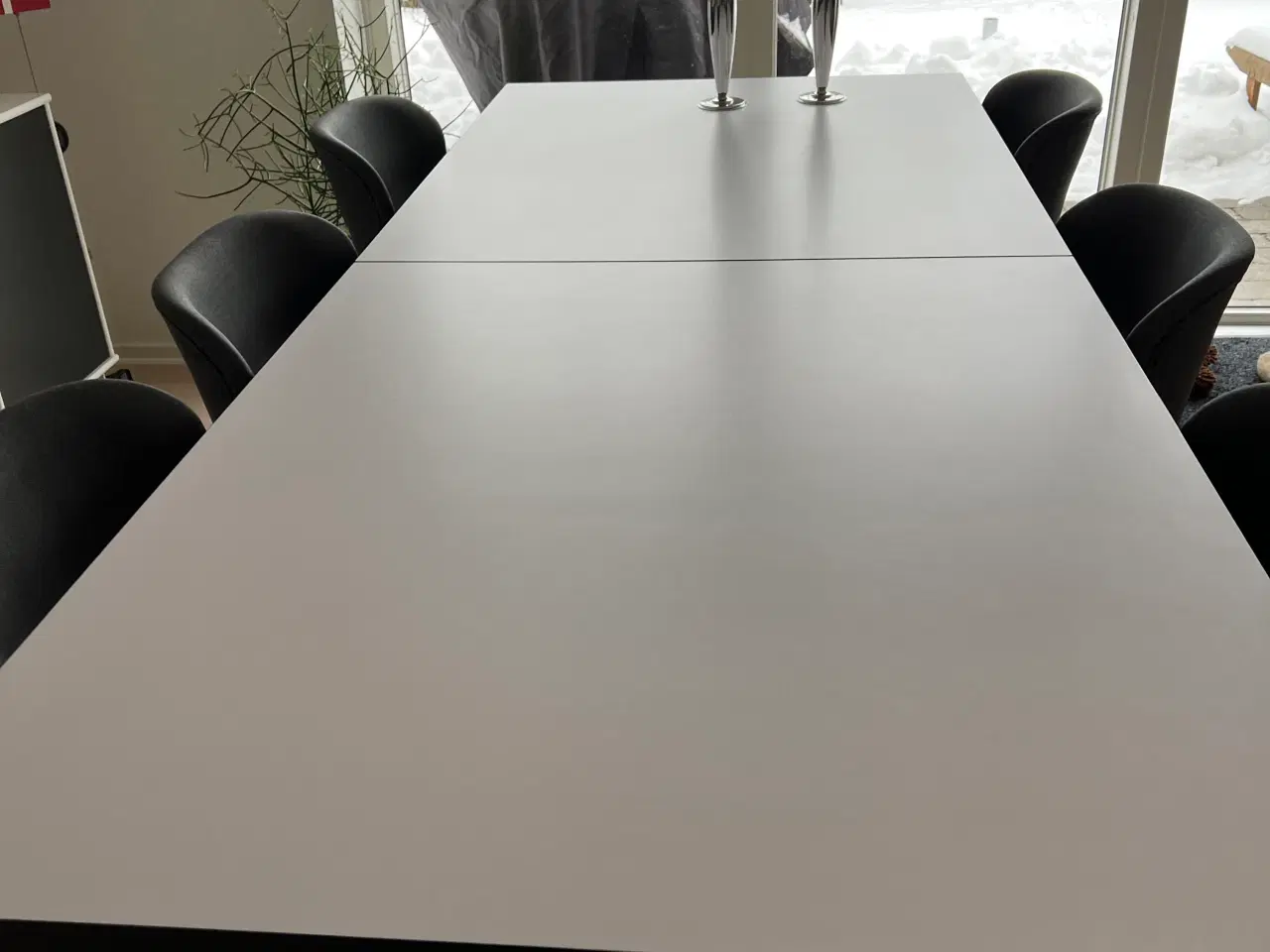 Billede 1 - Stort hvidt og sort spisebord og 6 stole