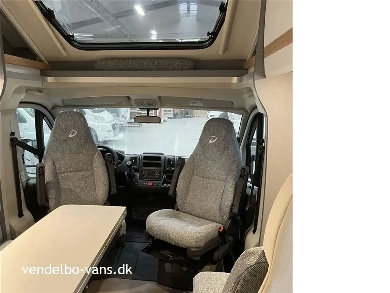 Billede 12 - 2023 - Dethleffs Just T 7052 EBL   Enkeltsenge over garagen og face to face siddegruppe