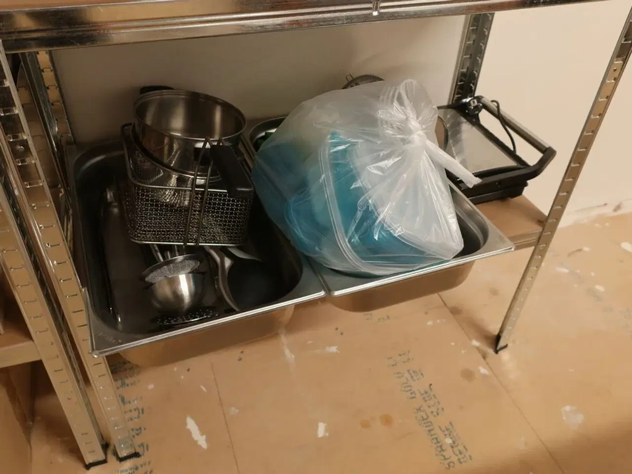 Billede 6 - 2 stk. reoler med indhold