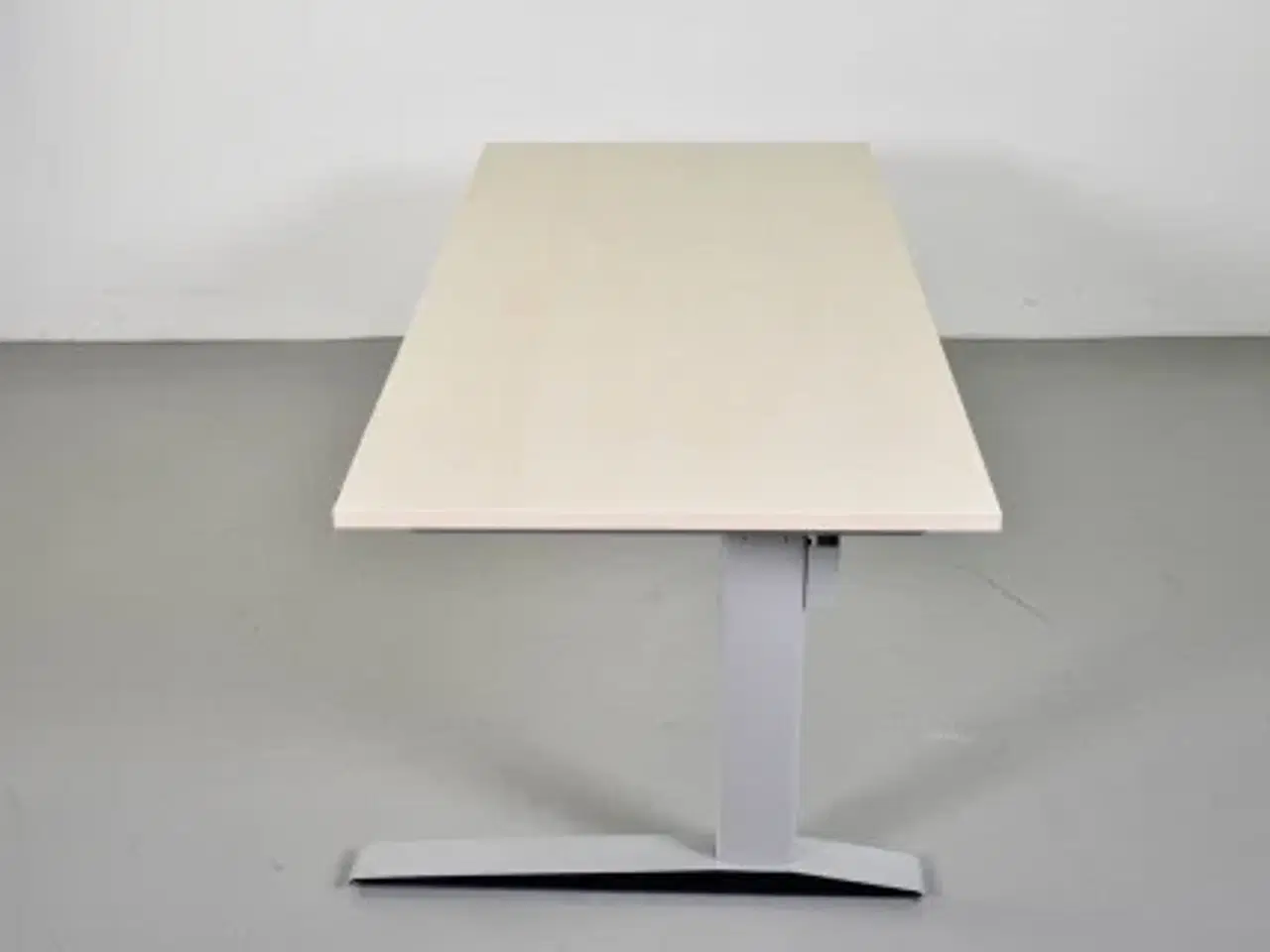 Billede 2 - Hæve-/sænkebord i birk med abs kant, 180 cm.