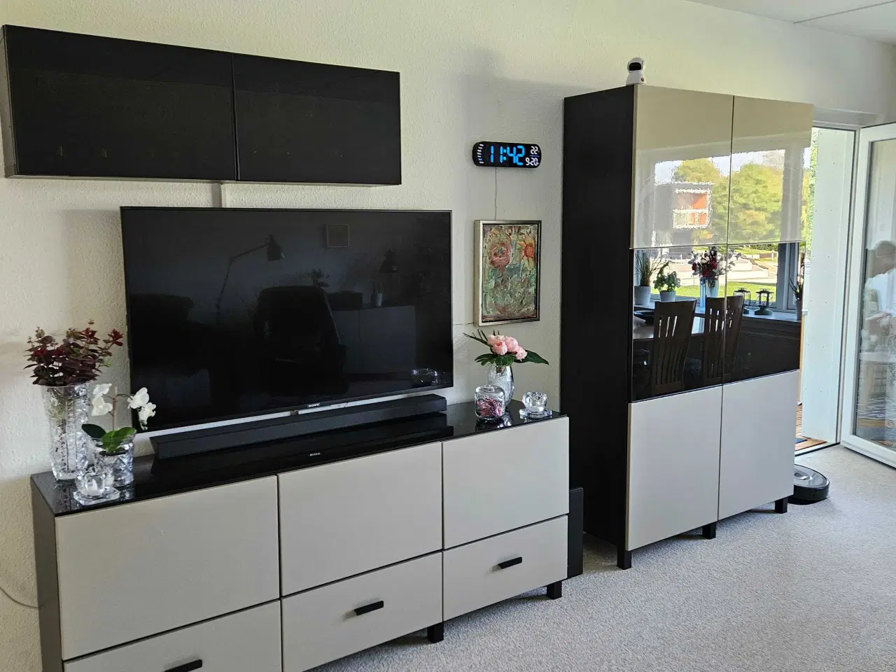 Billede 1 - Reolsystem med lys Ikea samt kommode.  