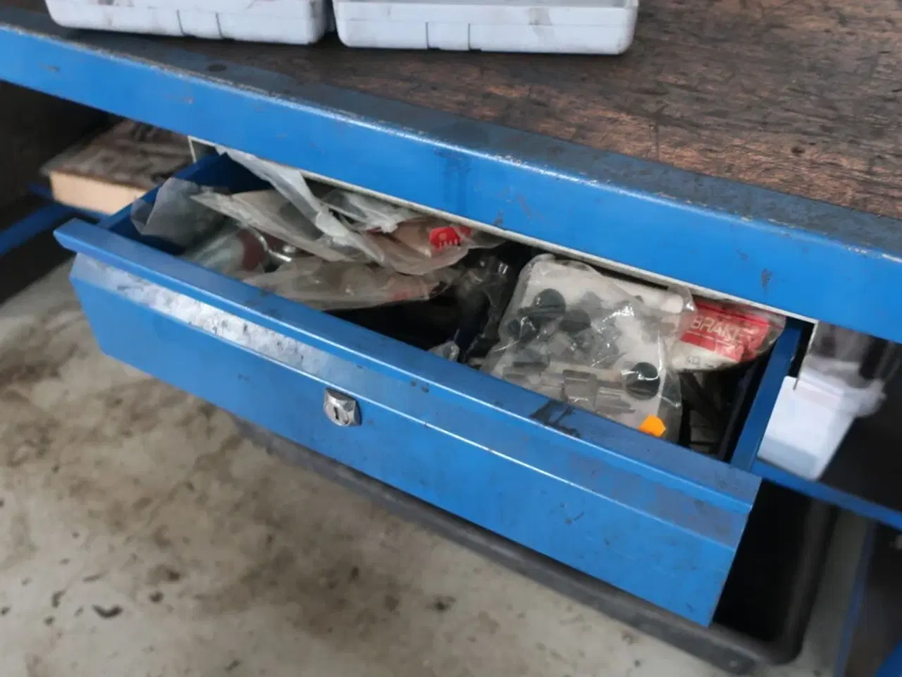 Billede 5 - Værkstedsbord med indhold, tavle samt papirdispenser