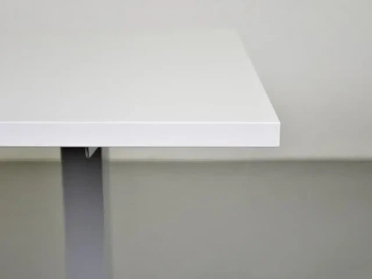 Billede 6 - Hæve-/sænkebord med hvid plade og mavebue, 160 cm.