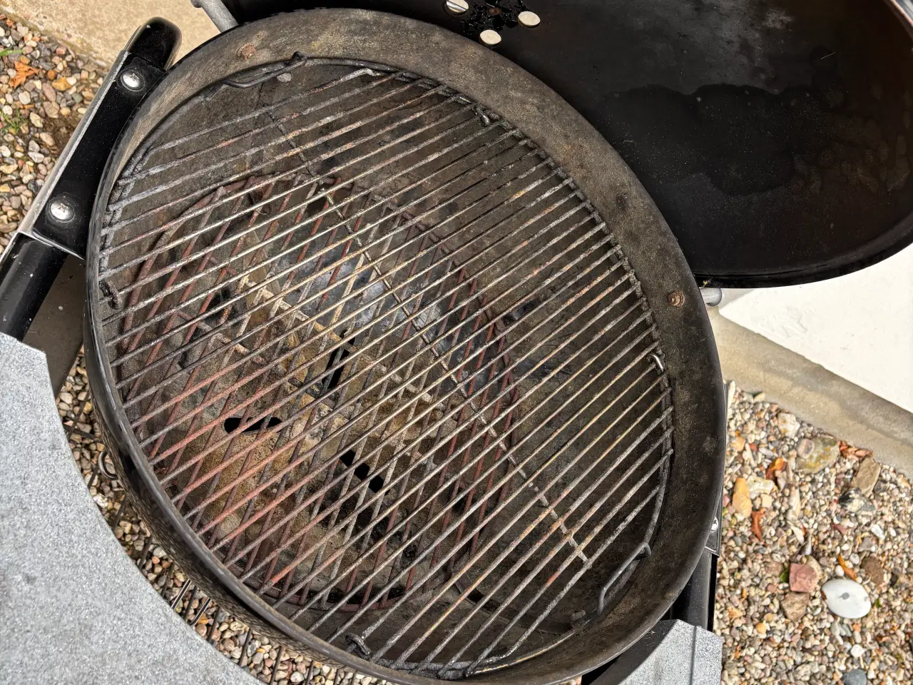 Billede 3 - Weber kuglegrill med bord og dækken
