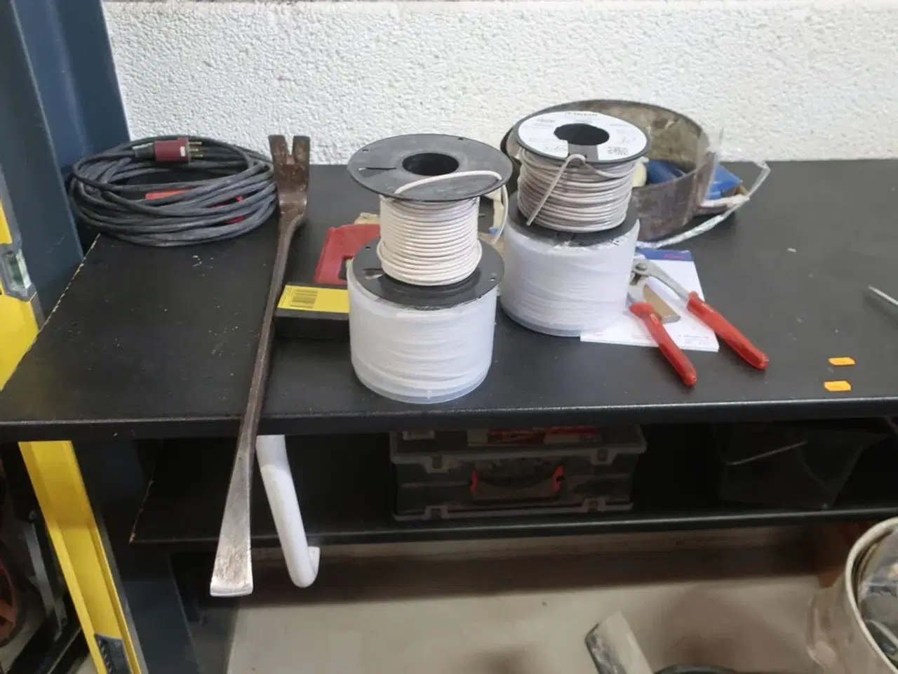 Billede 2 - Arbejdsbord med div. Værktøj