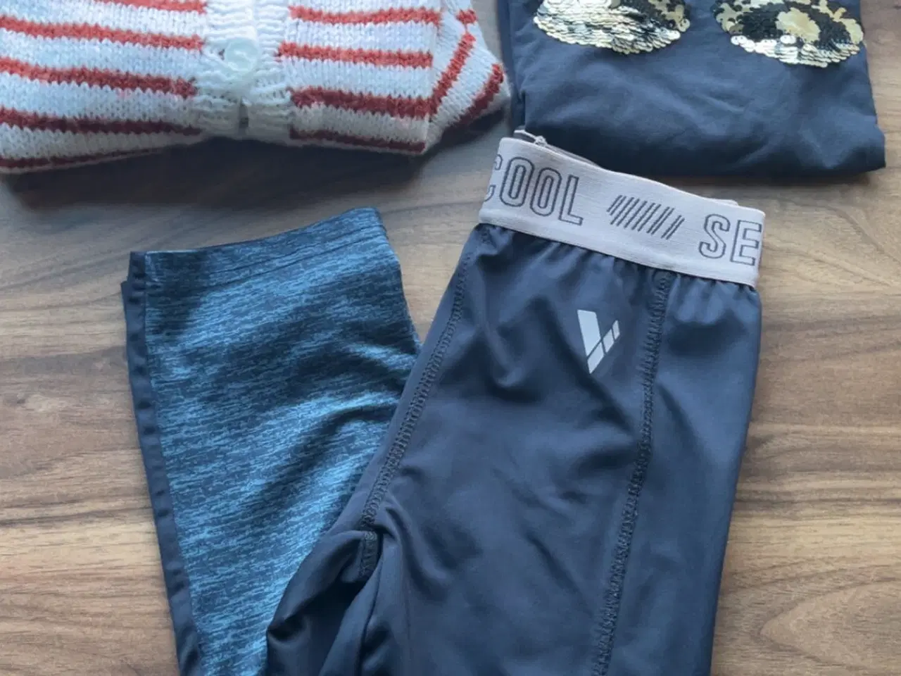 Billede 1 - Pige tøj   - bukser - bluser - m.m. 