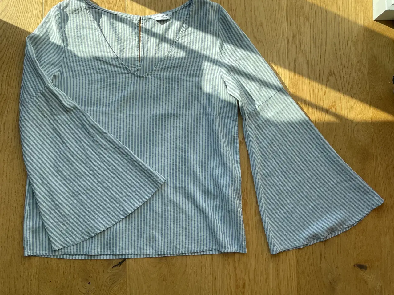 Billede 1 - Pull & Bear bæk&bølge bluse