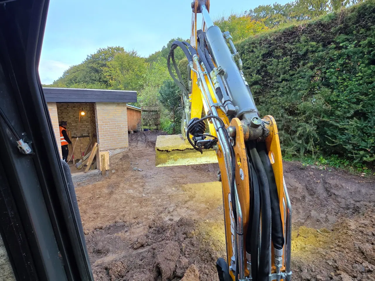 Billede 17 - Jeg udfører belægningsarbejde.