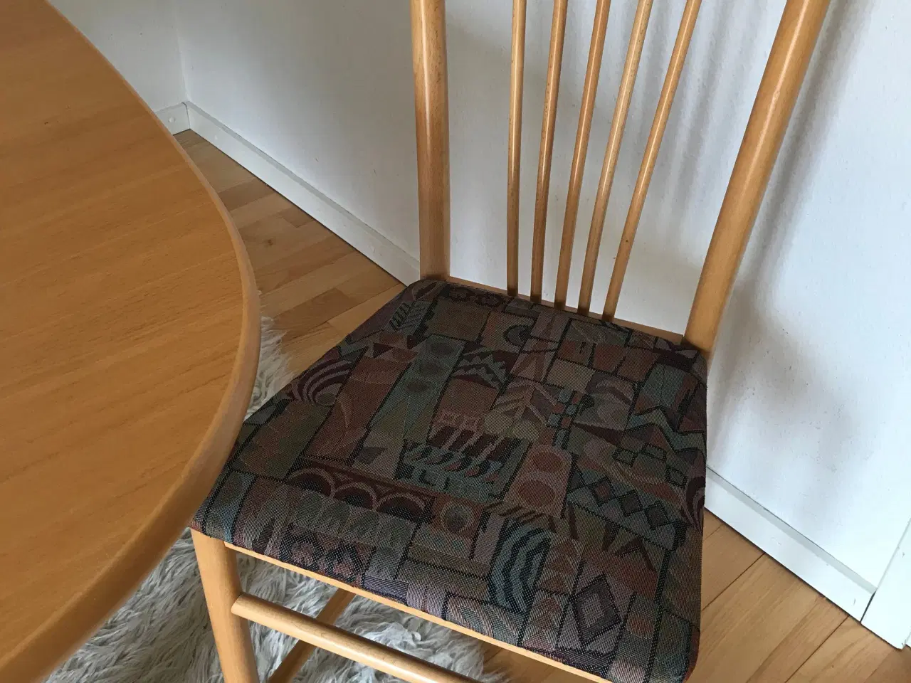Billede 5 - Spisebord med stole 