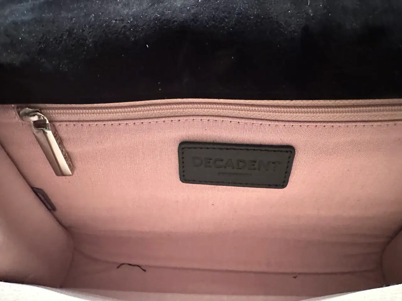 Billede 4 - Lækker Ruskind Clutch fra Decadent Copenhagen