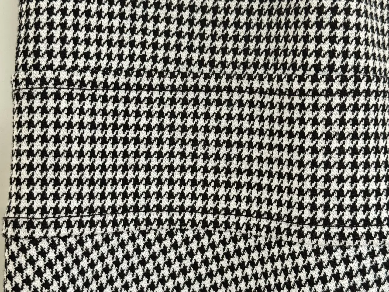 Billede 4 - Kjole i sort og hvidt mønster str xl