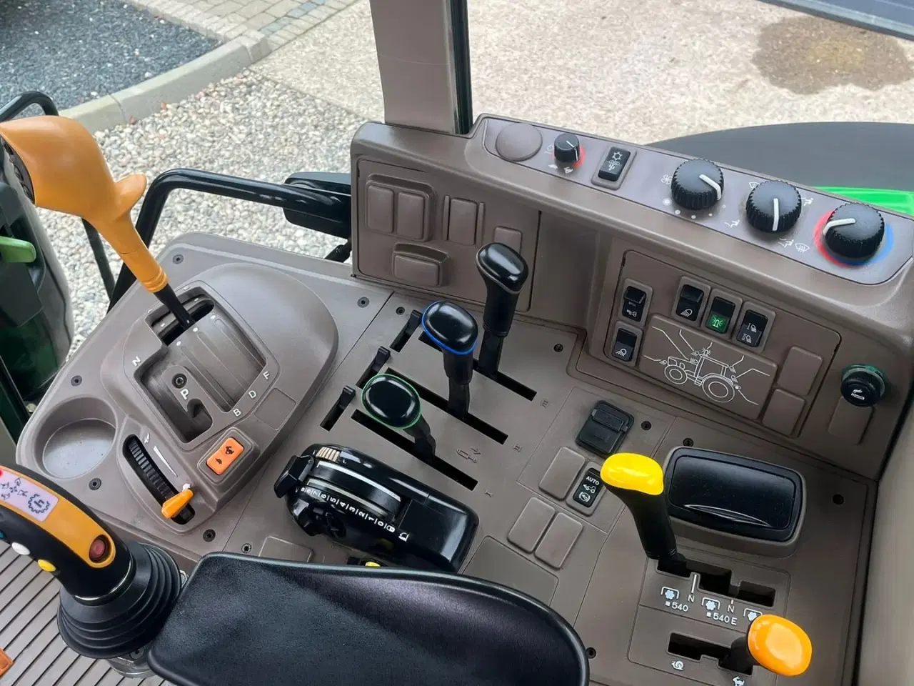 Billede 7 - John Deere 6130M med Auto Quard gearkasse og med krybe gear. I for er der frontlift og 2stk dobbeltvirkende fjernudtag