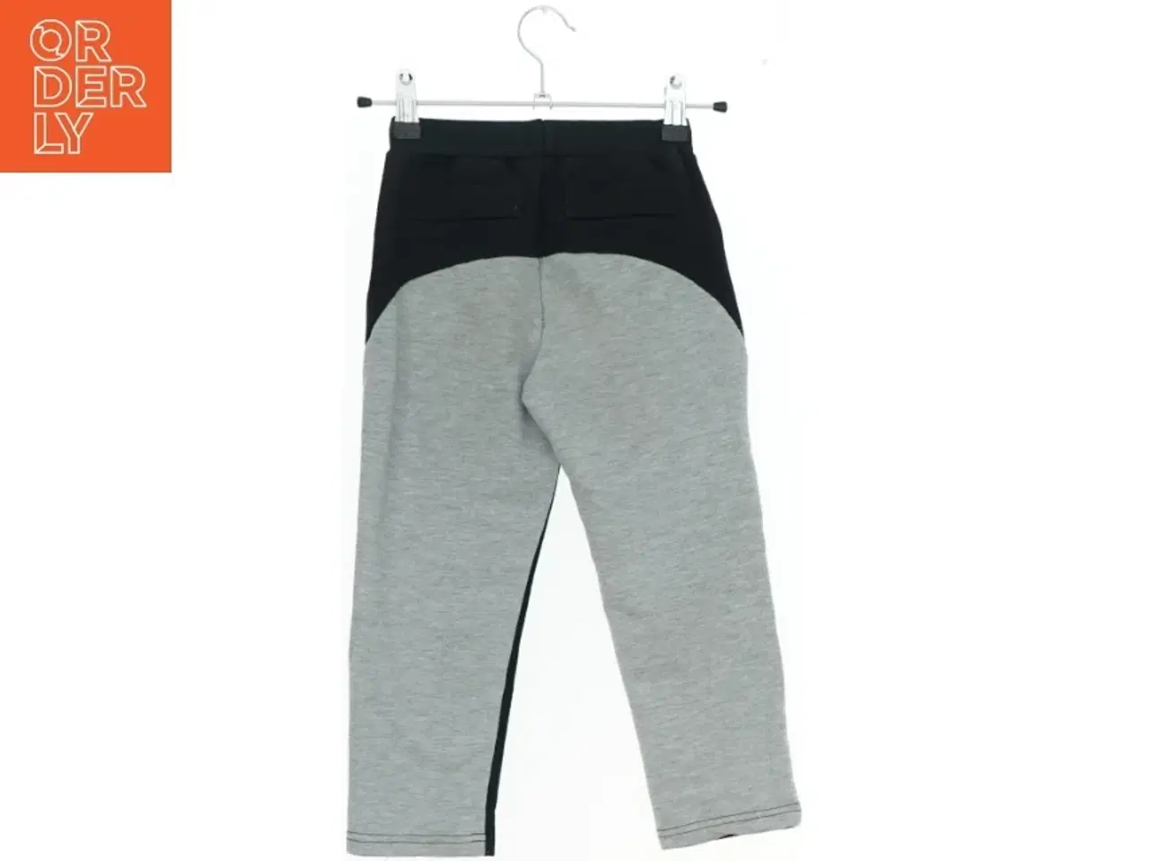 Billede 2 - Bukser med sorte og grå detaljer (str. 110)