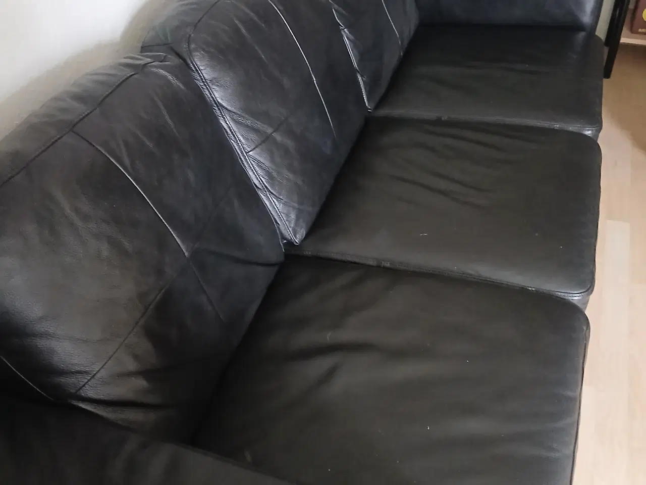 Billede 2 - Sort kunstlæder sofa.