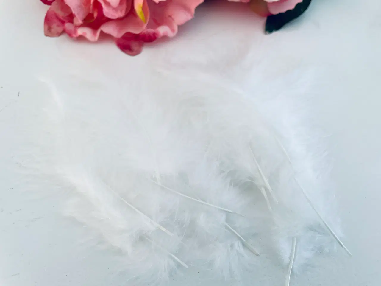 Billede 1 - Hvide bløde luftige fjer til hobby 
