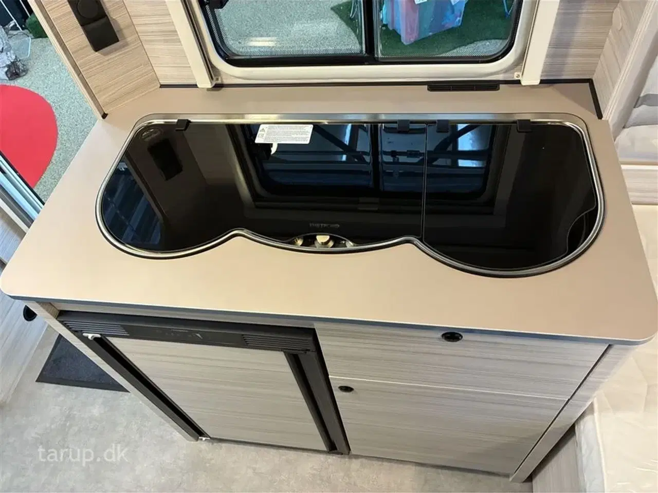 Billede 12 - 2026 - Dethleffs C'joy 460 LE   Enkeltsenge med udtræk til dobbeltseng, endesiddegruppe, varmt vand, blæservarme, spildevandstank,  kompressorkøleskab