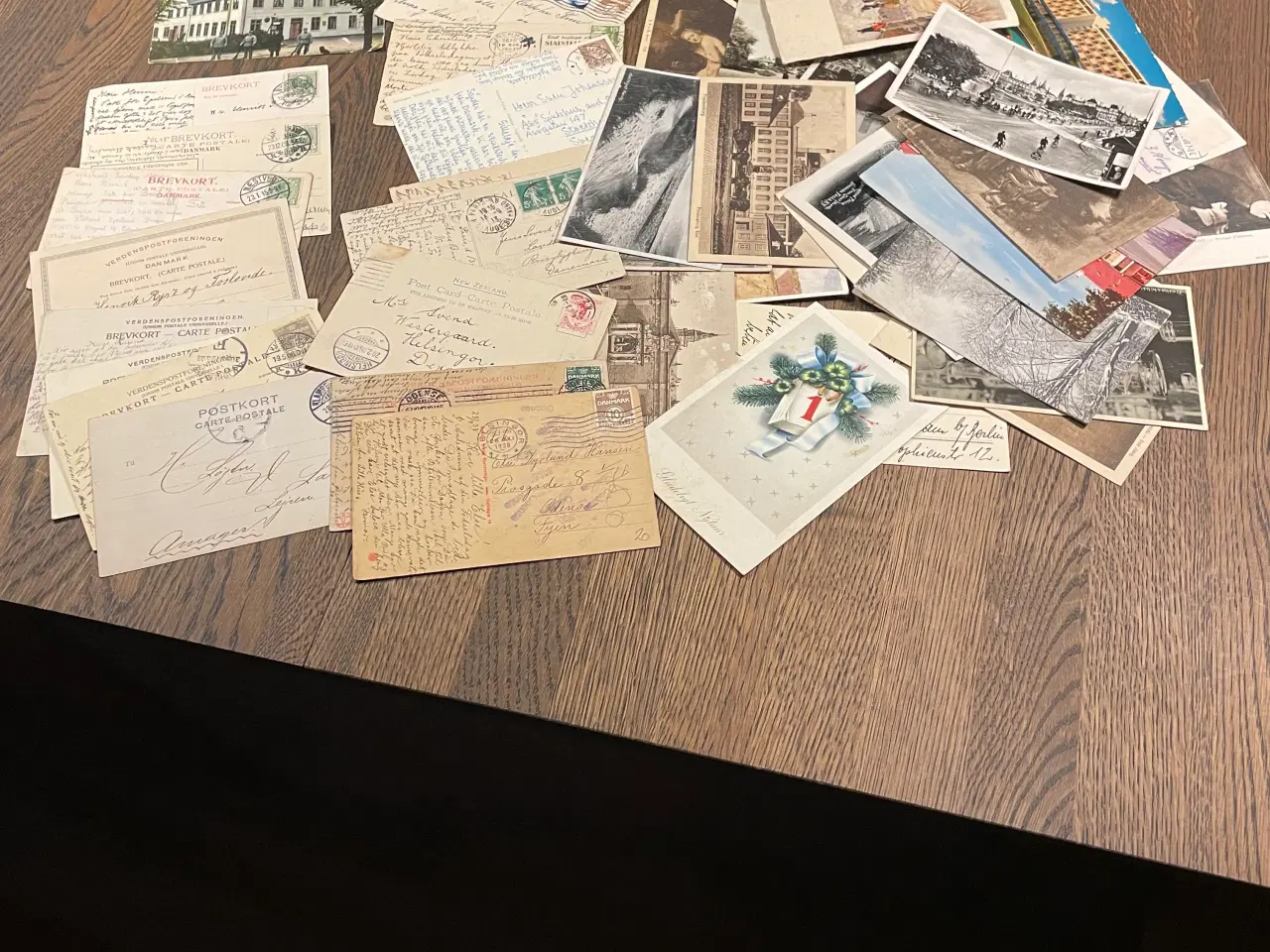 Billede 1 - Gamle postkort med frimærker.