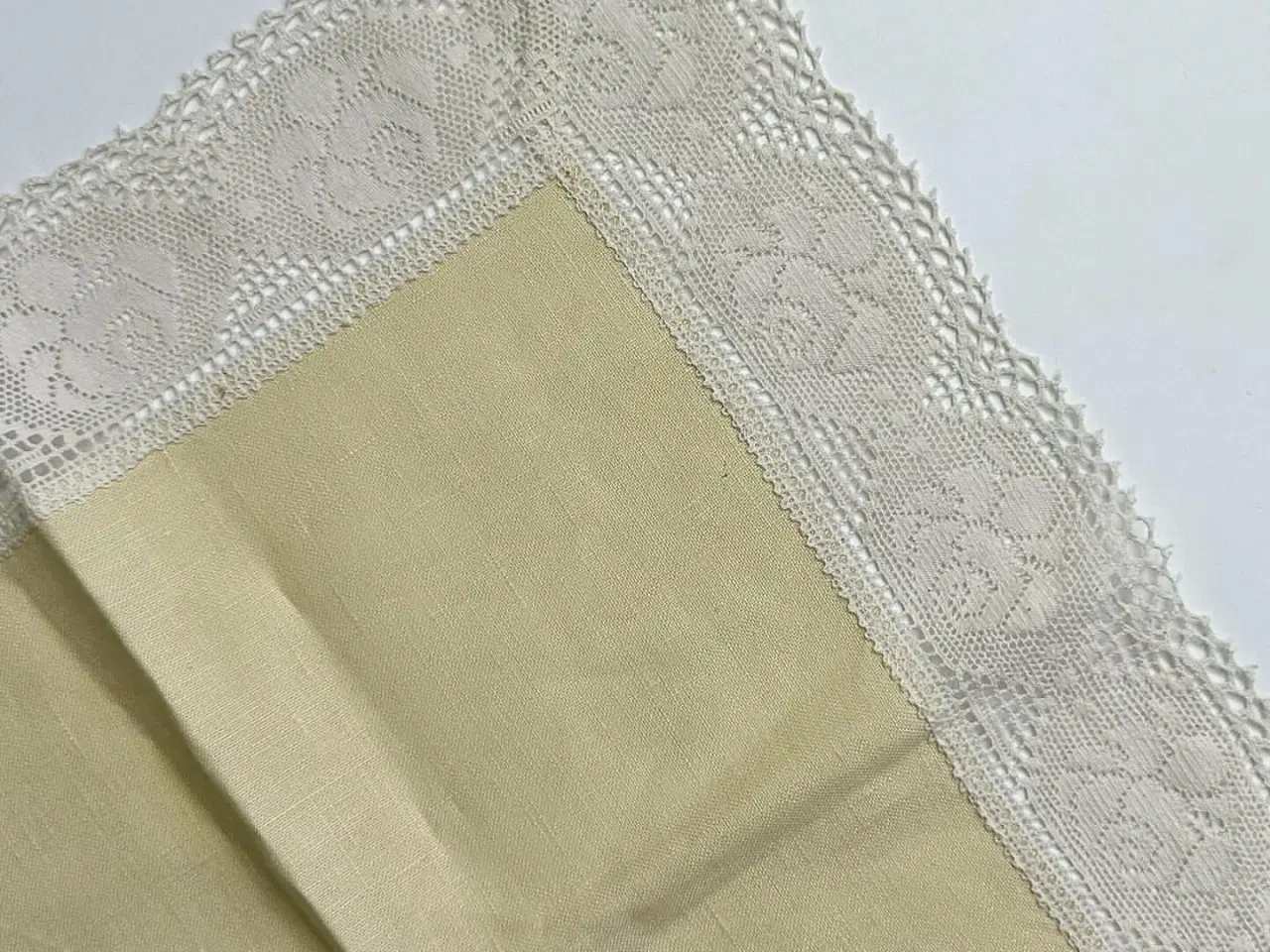 Billede 4 - Lysegul stofserviet m hæklet bort