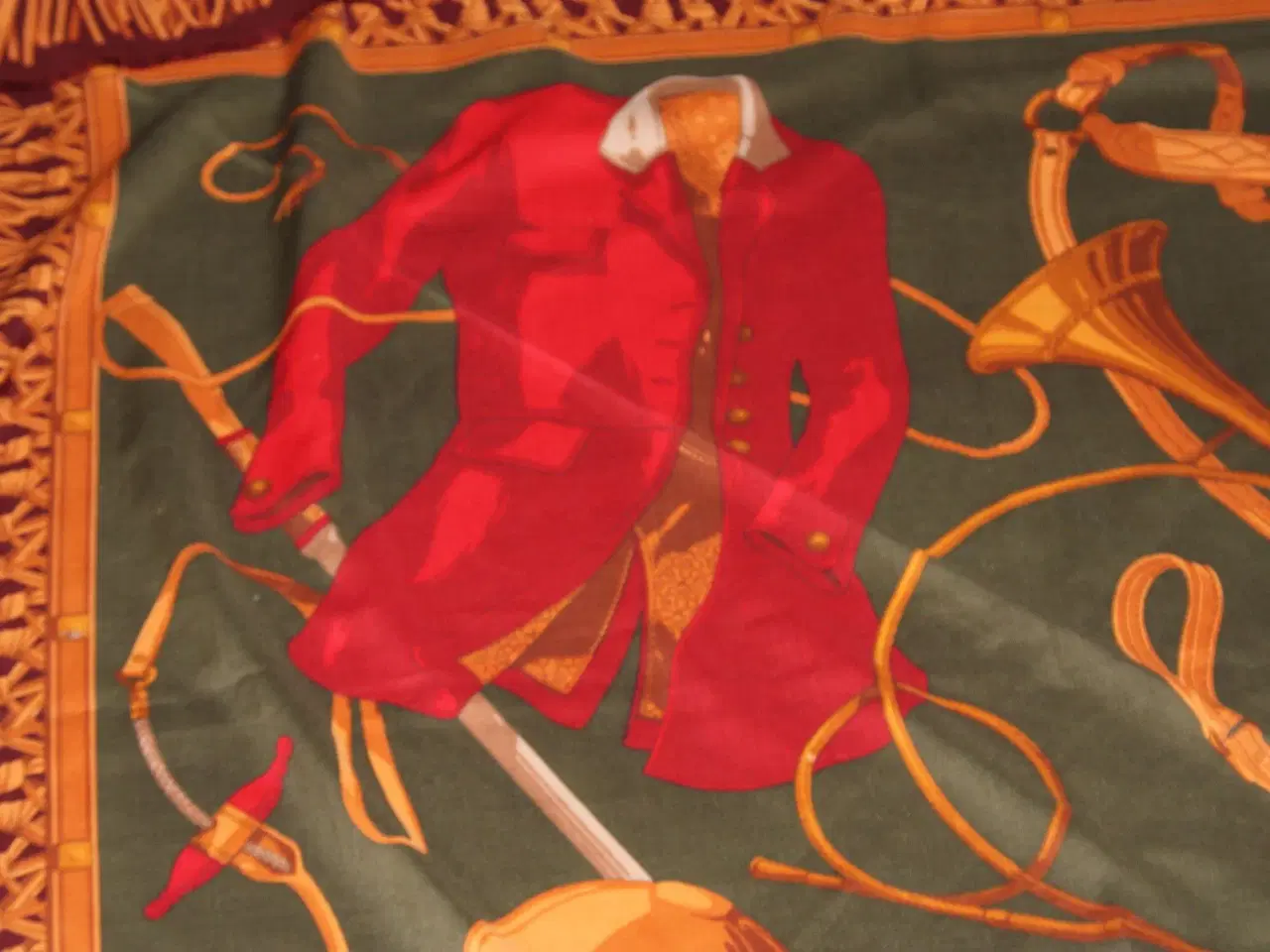 Billede 2 - Mønstret tørklæde med jagt motiver 133 cm x 133 cm