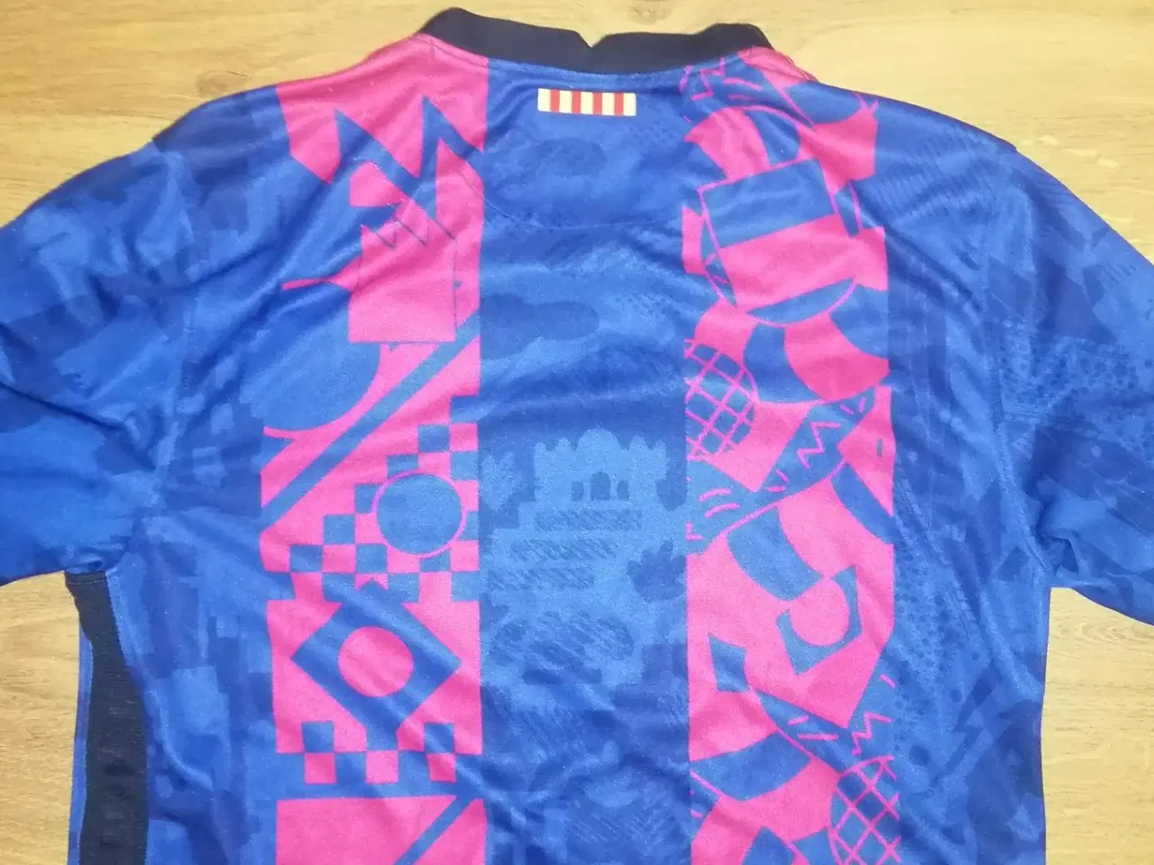 Billede 4 - FC BARCELONA TRØJE 2021/22, STR. S, I FLOT STAND