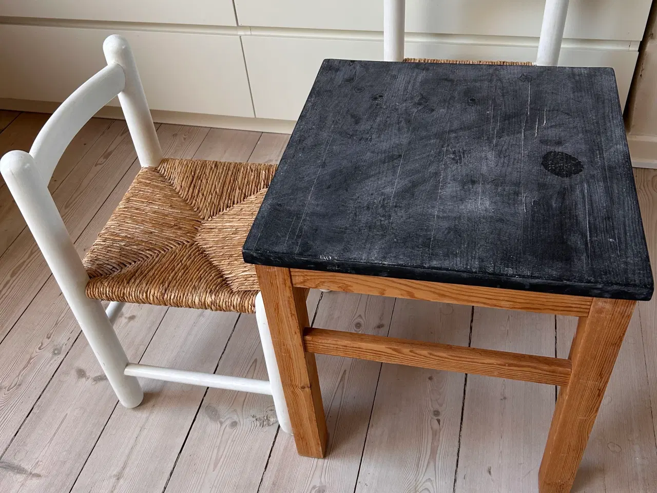 Billede 2 - Bord og 2 stole til børn