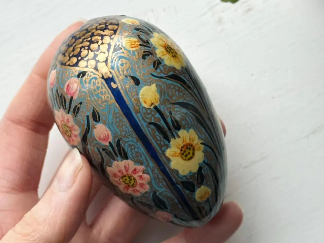 Billede 2 - Bemalet æg, blå m guld og blomster