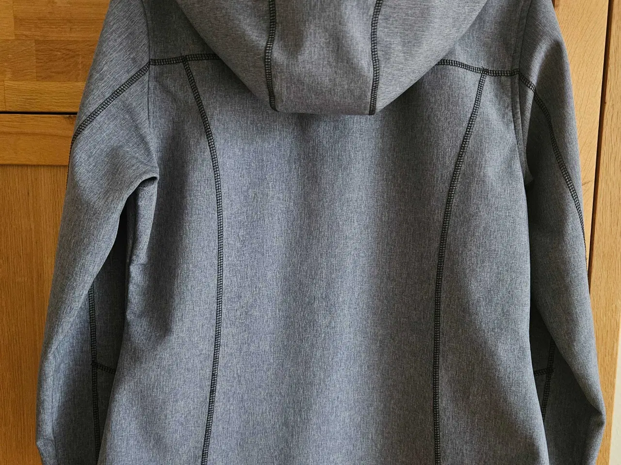 Billede 4 - VINDAFVISENDE JAKKE SOM NY 