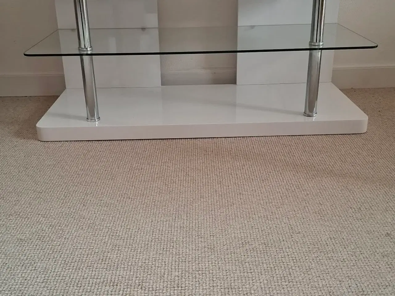 Billede 1 - Tv møbel i hvid.