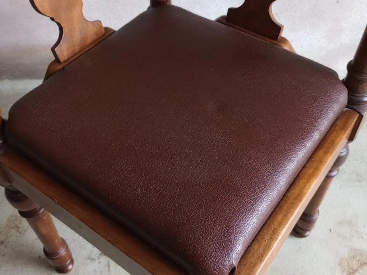 Billede 1 - HJØRNE STOL MED LÆDER SÆDE.