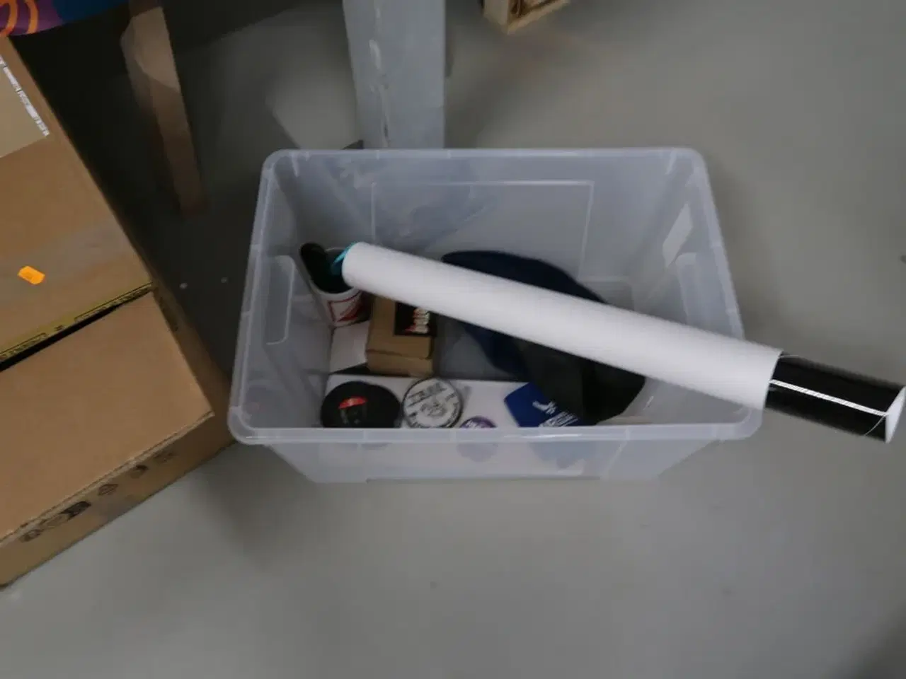 Billede 21 - Stole, borde, tøjstativer med div. Tøj m.m.