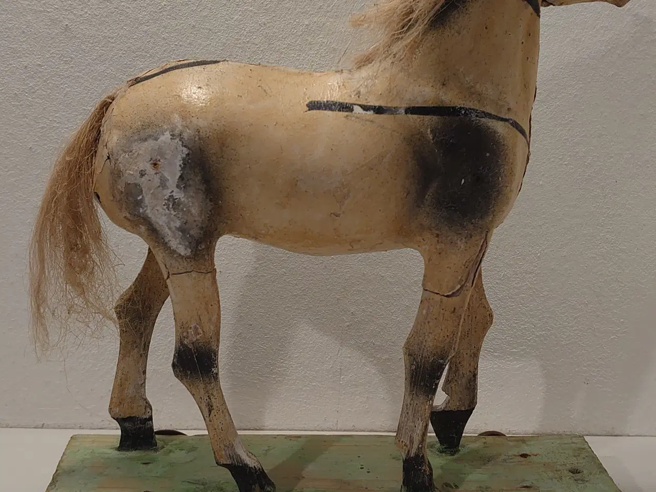 Billede 2 - Gammel sjælden stor hest i træ og papmache.