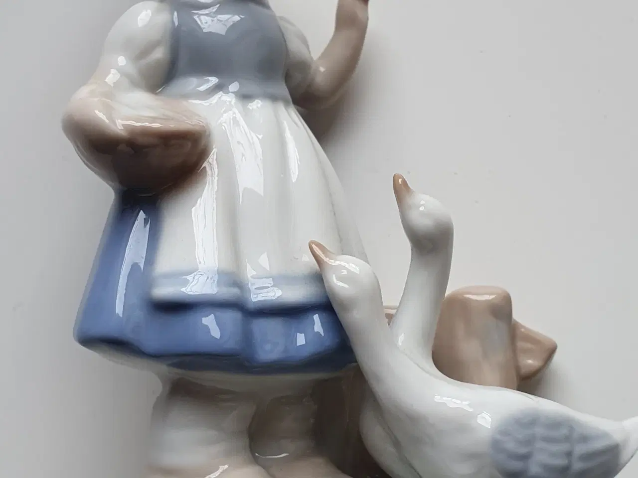 Billede 1 - Porcelænsfigur - Pige med gæs