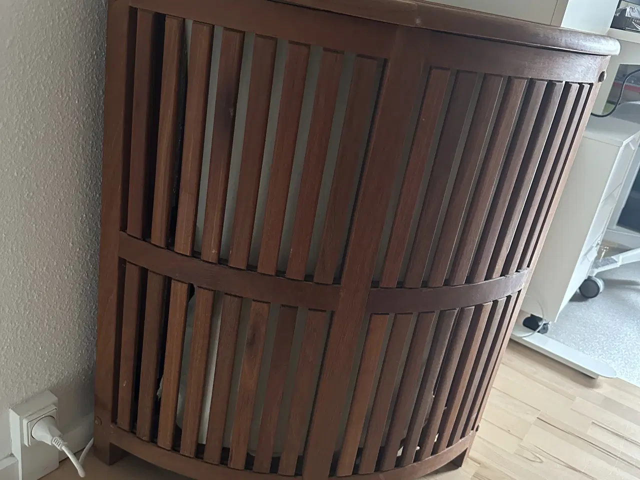 Billede 2 - Vasketøjskurv i massiv træ