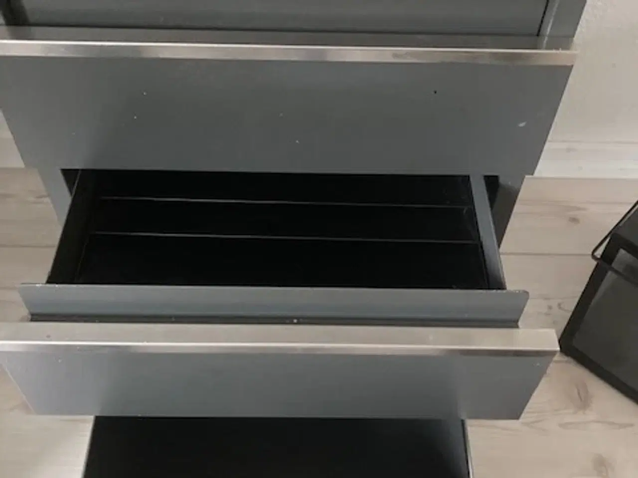 Billede 2 - Stålskab med tre skuffer