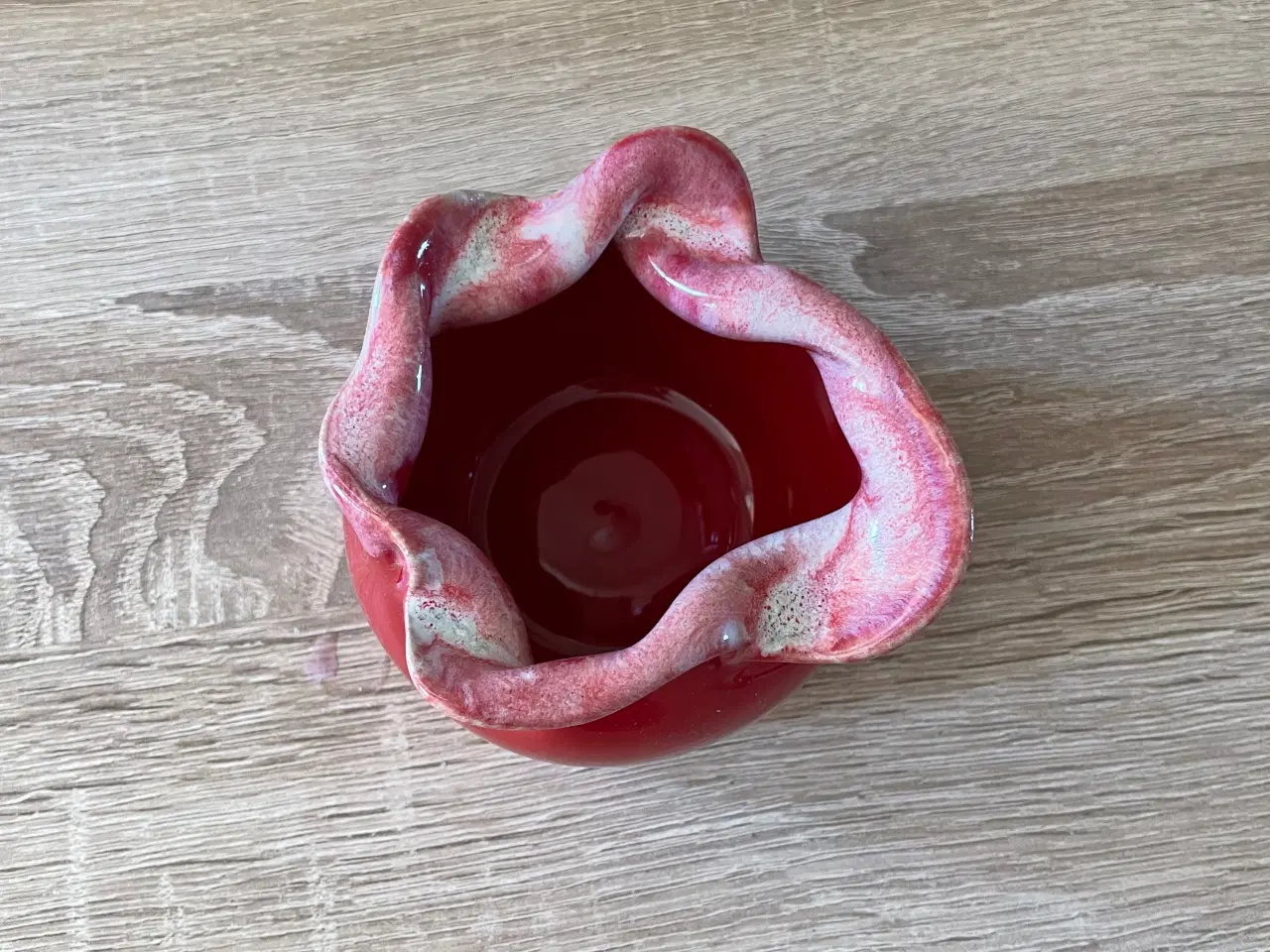 Billede 2 - Lille fin håndlavet krukke, rød med hvidt tvist