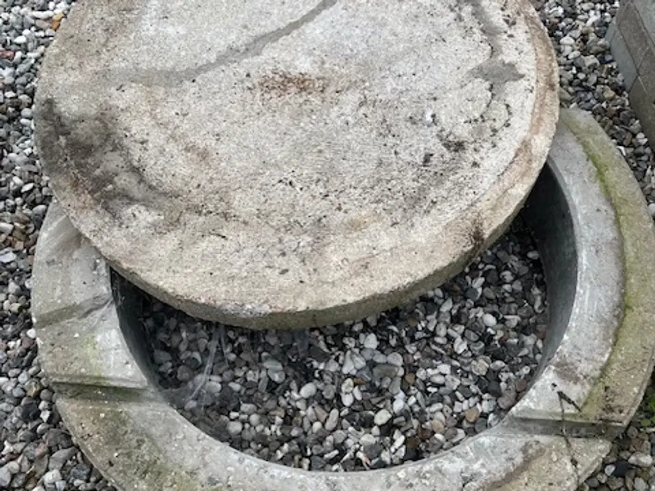 Billede 2 - Ø700 Beton brønddæksel med ny topring