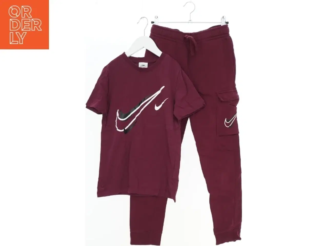 Billede 1 - Sæt med T-shirt og cargo bukser i bordeaux fra Nike (str. 134)