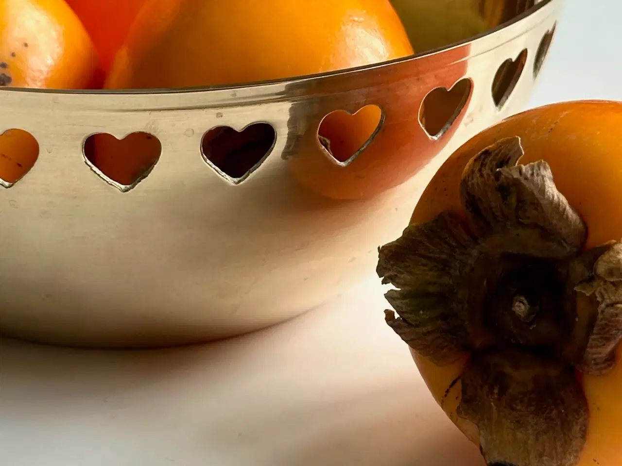 Billede 2 - Messingskål m perforeret hjertekant