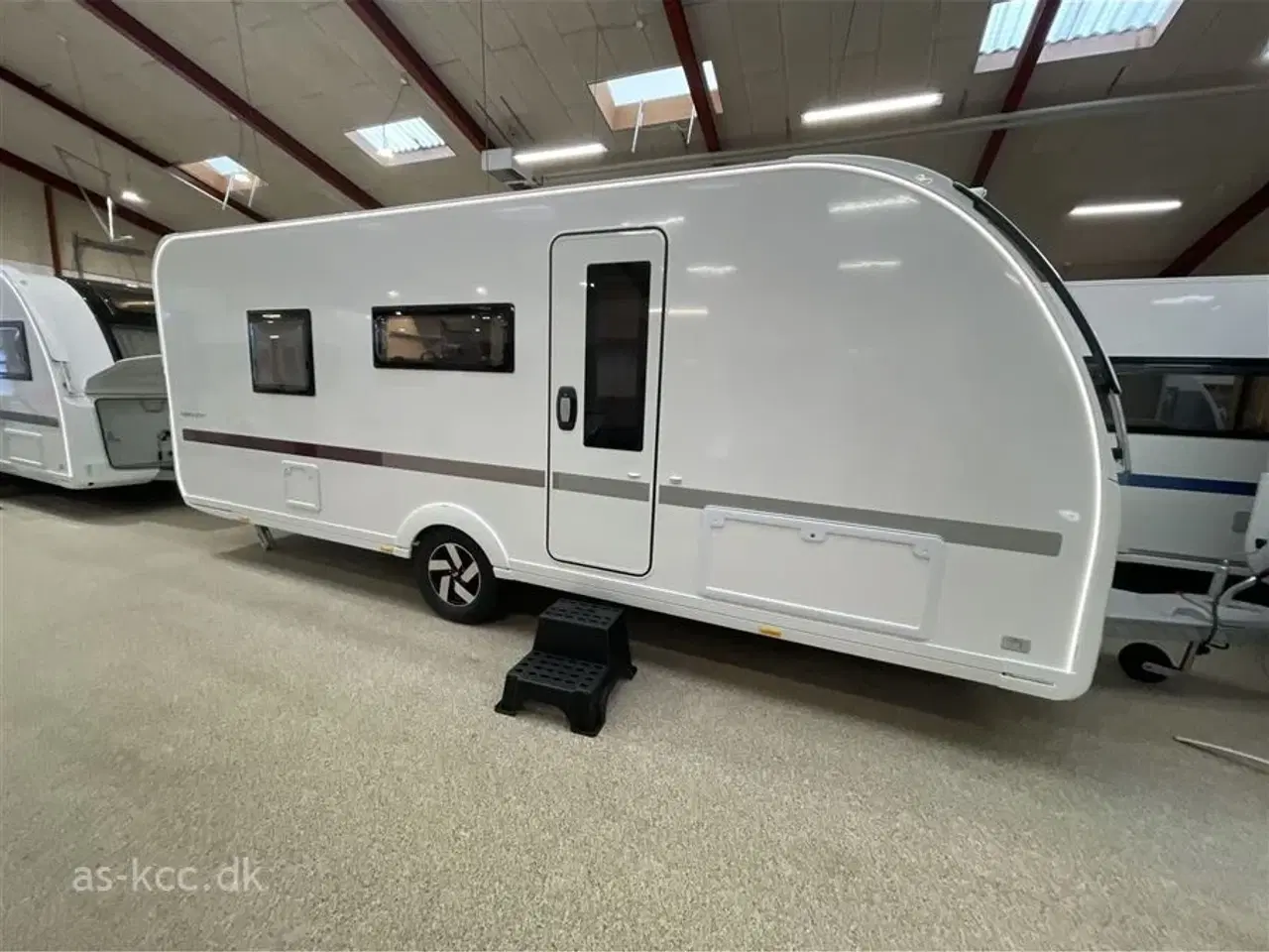 Billede 2 - 2026 - Adria Adora 573 PT   Adria Adora 573 PT Nyhed årg. 2026  6/7 sovepladser. 2000 kg totalvægt kan vejes ned.