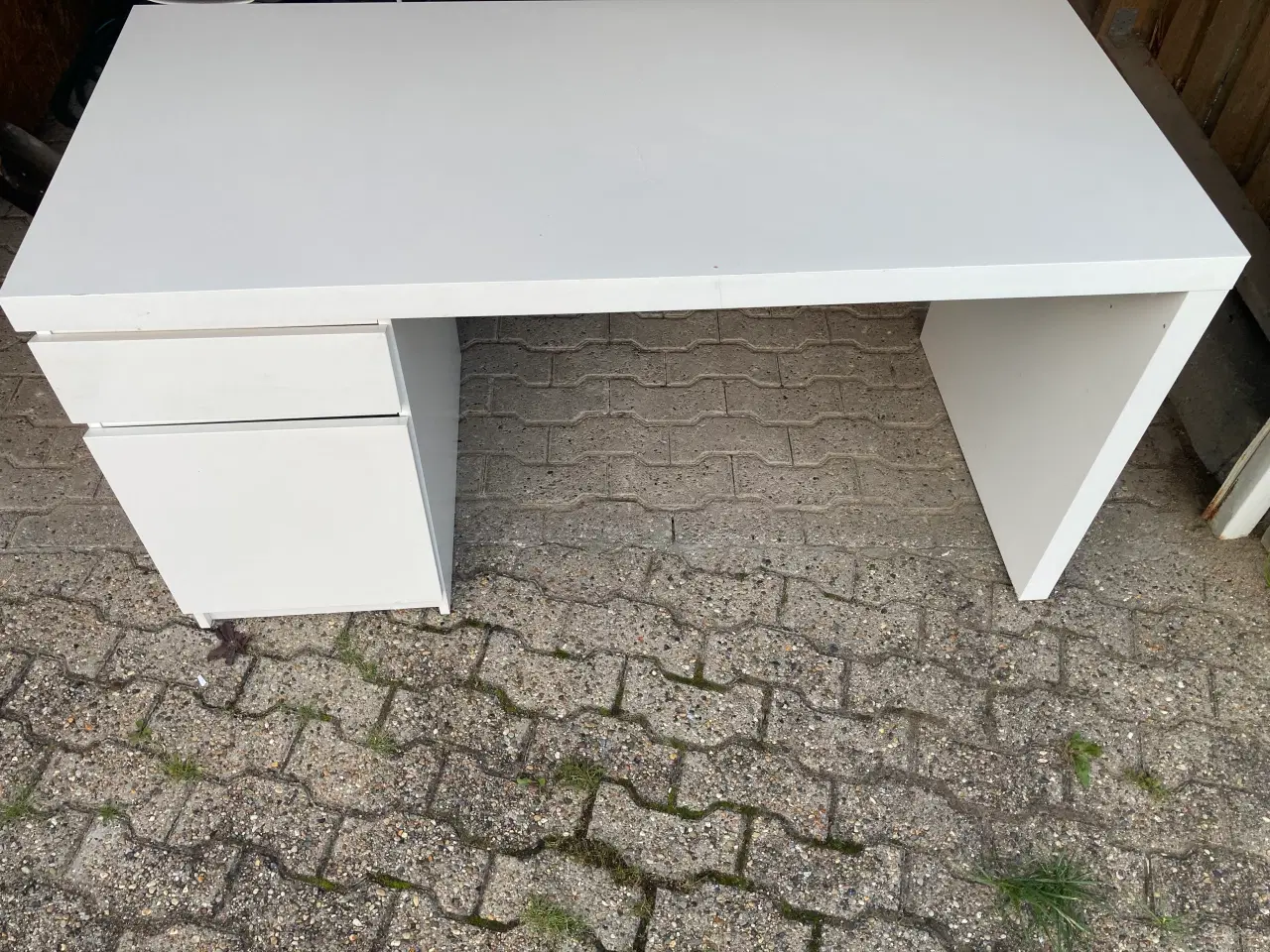 Billede 1 - Skrivebord malm fra ikea 