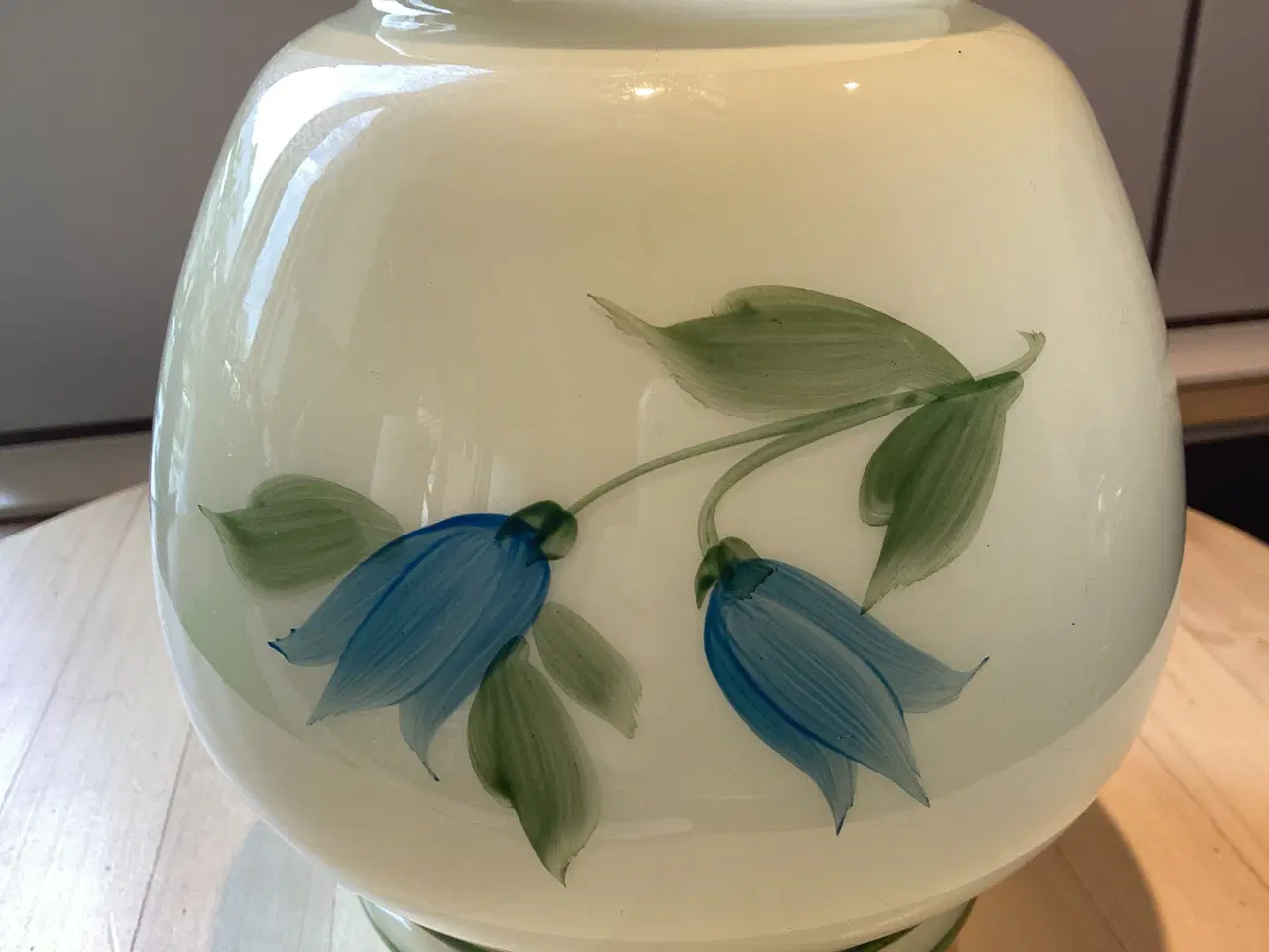 Billede 3 - Ældre pendel i glas med håndmalet blomster,