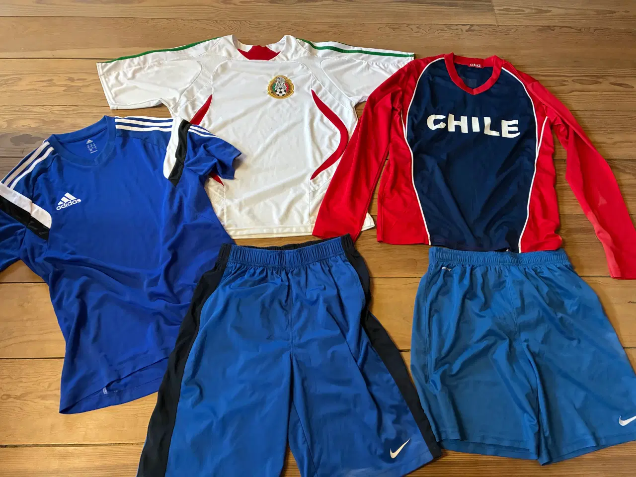 Billede 1 - 3 fodboldtrøjer + 2 fodboldshorts str 13-15 år
