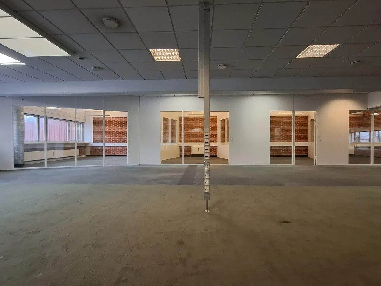Billede 9 - Suveræn Beliggenhed – Showroom. Klinik, Butik, Gaming, Kontor mm. – Stort åbent areal i midten og mindre cellekontorer i glas.