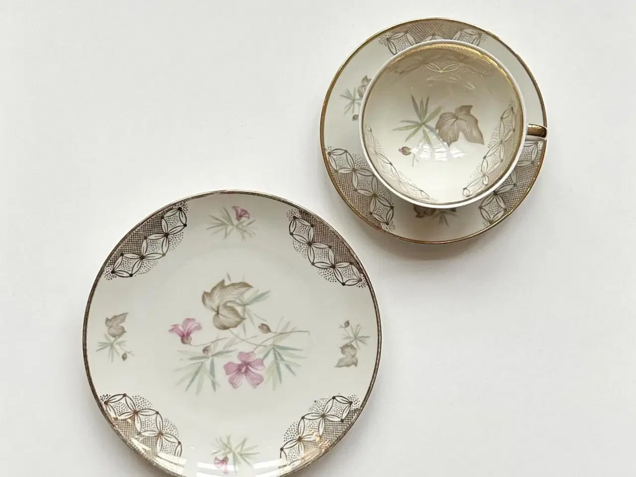 Billede 1 - Triosæt, stor kop m underkop og kagetallerken, blomster og guld