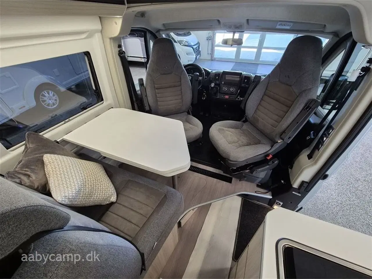 Billede 8 - 2020 - Adria Twin Axess 640 SL   langsgående senge. El-markise. 2x lithium. 2x TV. victron lader. victron booster. solceller. luft på bagaksel. Fyldegas.  kompressor køleskab. helårsdæk. undervognsbehandlet-.clesana Toilet.