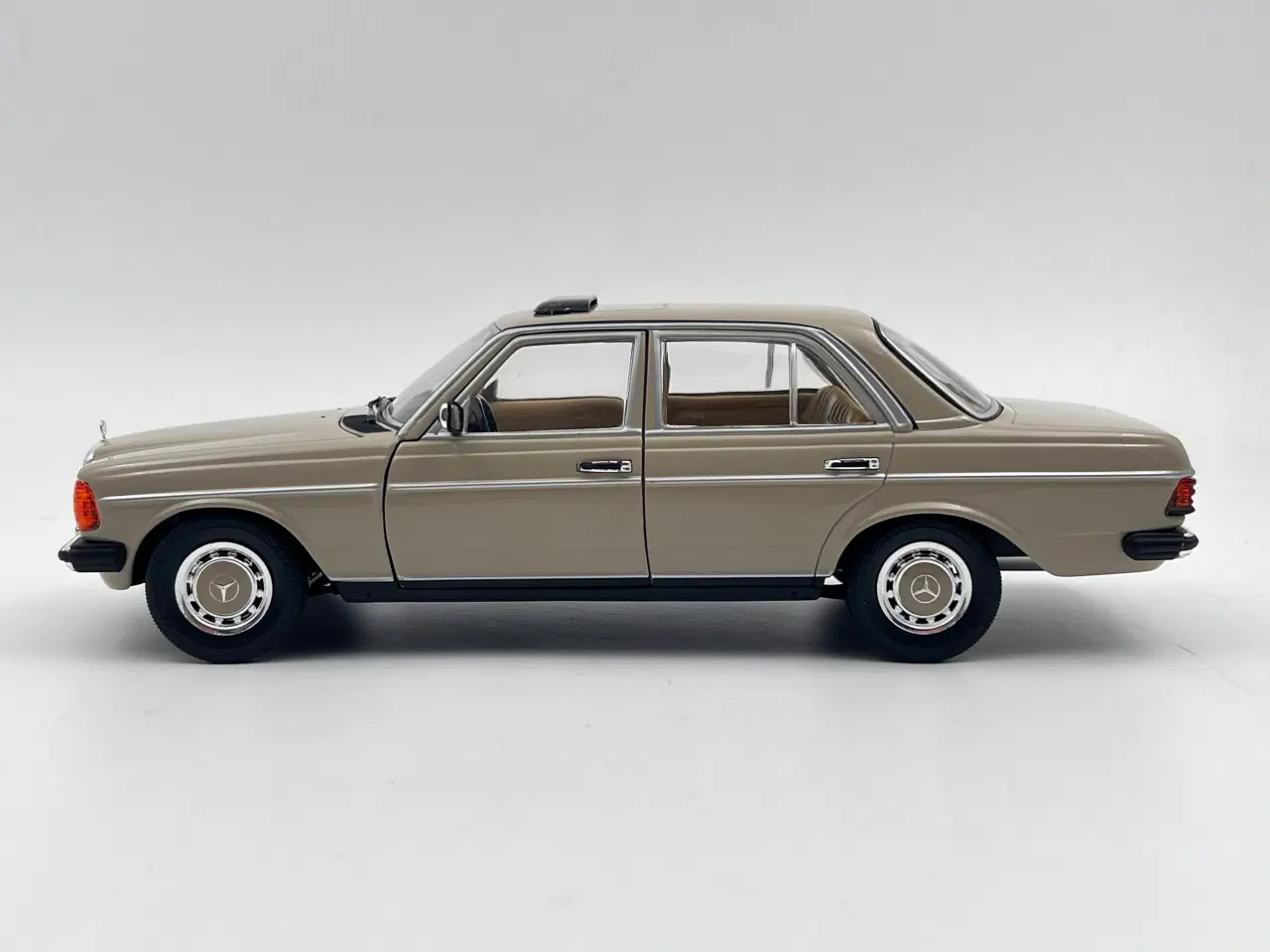 Billede 3 - 1979 Mercedes-Benz 230 E Sjælden model - 1:18 