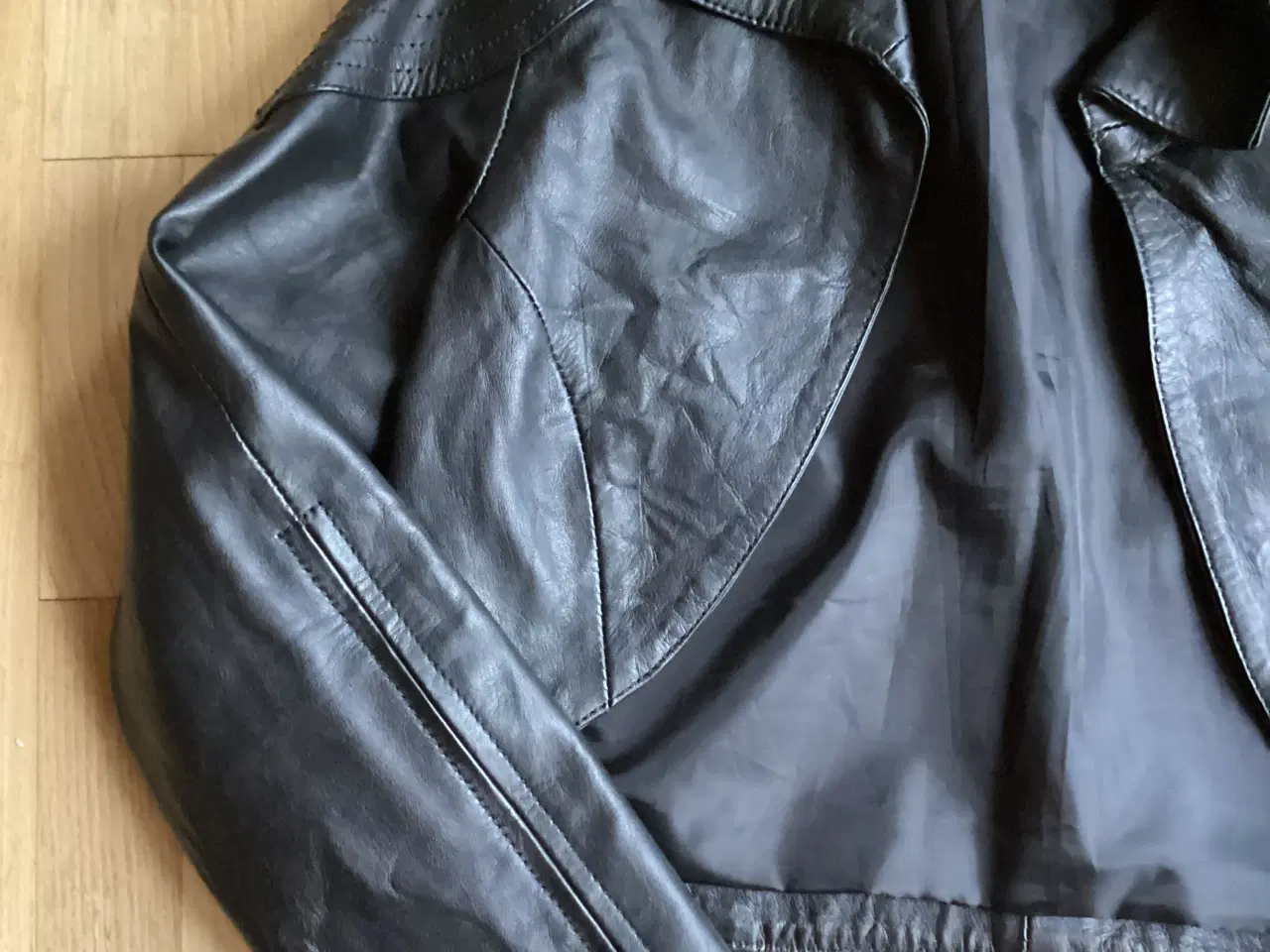 Billede 3 - Sort læder jakke / bolero fra Nör