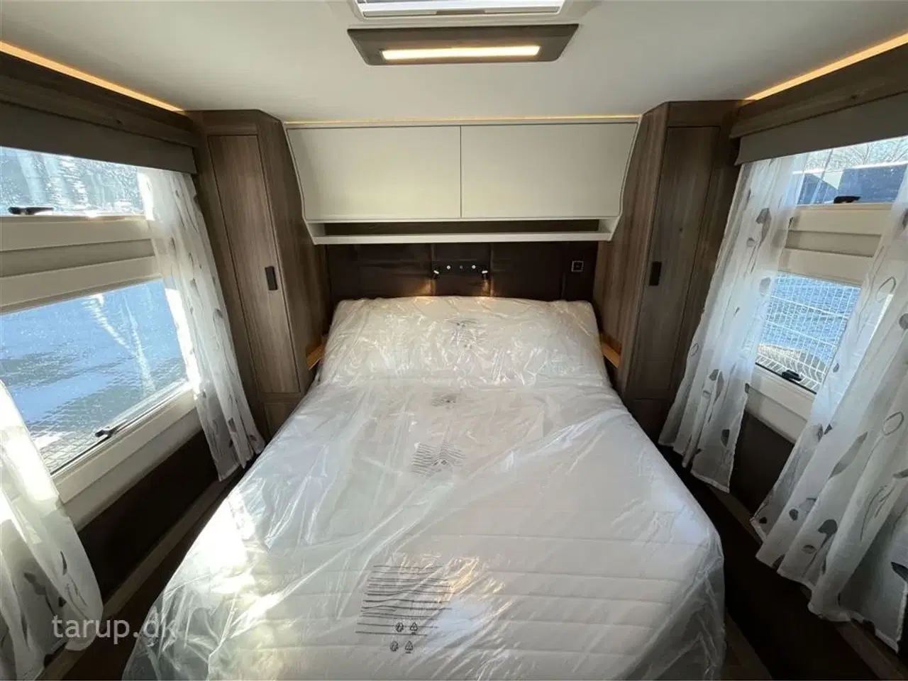 Billede 17 - 2026 - Kabe Ametist 560 GLE KS B8   fritstående dobbeltseng, rundsiddegruppe i mørkegråt  skind, ALDE centralvarme, vandbåren gulvvarme, ATC, stort kompressor køleskab